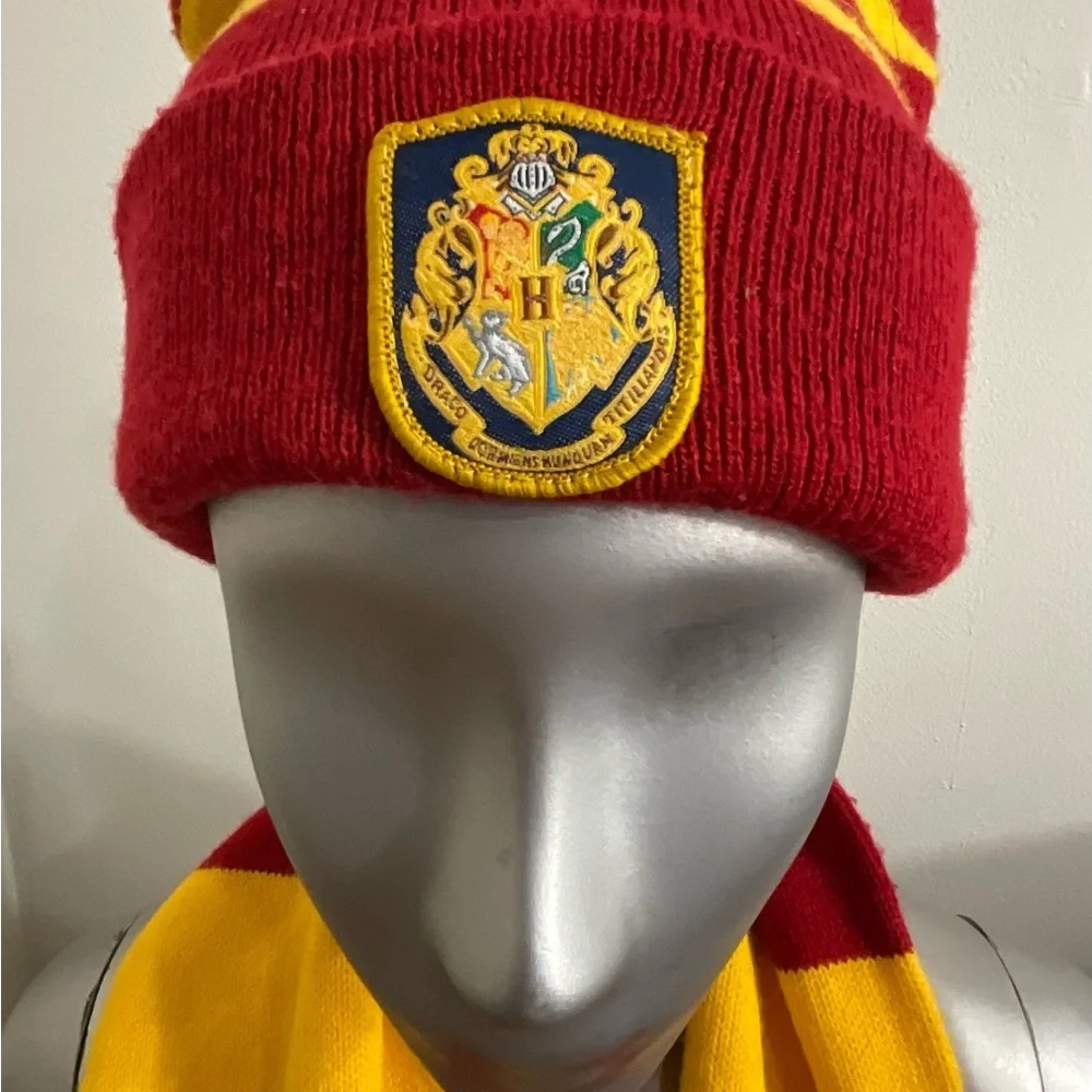 Harry Potter Gryffindor Cuffed Beanie Knit Hat And Scarf Combo Set - Picture 2 of 11